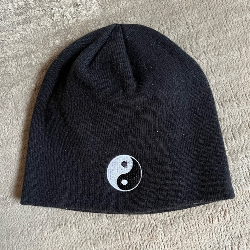 EUC Vintage Y2K Kids Black Beanie with Yin Yang Design - Picture 2 of 6
